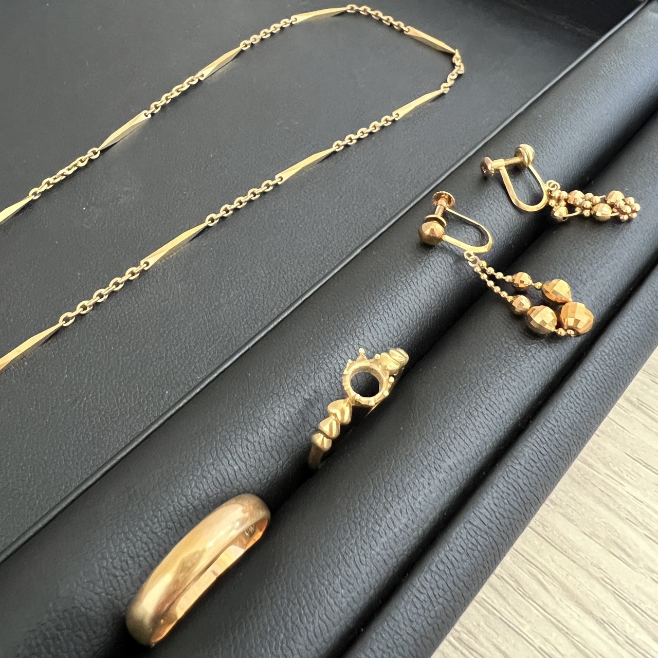 壊れた金のアクセサリーを新たな価値に変える、あなたの宝物を買い取ります！
